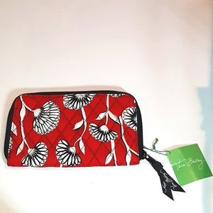 VERA BRADLEY ZIP AROUND WRISTLET